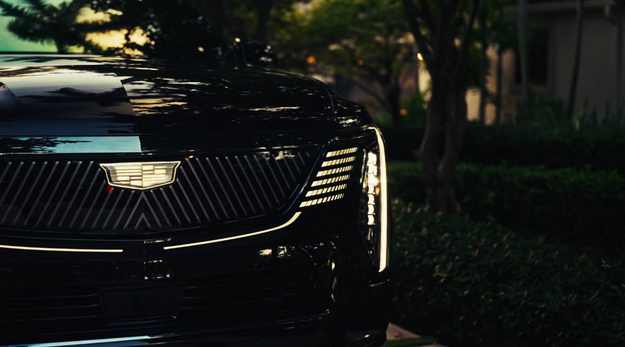 Escalade IQL — Black motorcade at dusk, Miami